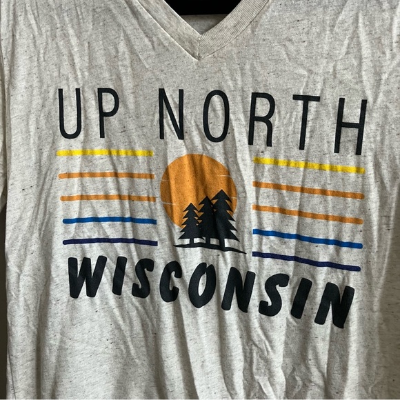 Women’s Size Small Wisconsin Graphic Tee - Picture 2 of 4